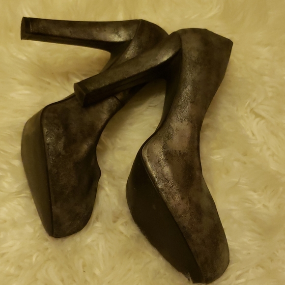 Shoes - Picture 6 of 7